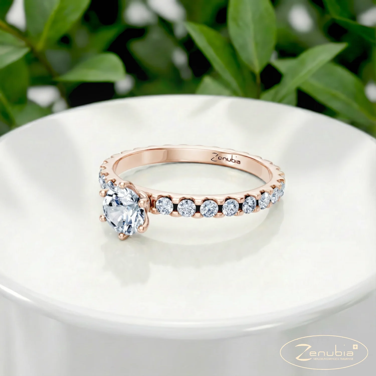 Felina_PodestNormalROSE_FELINA_Verlobungsring_Zenubia_Rosegold_Podest