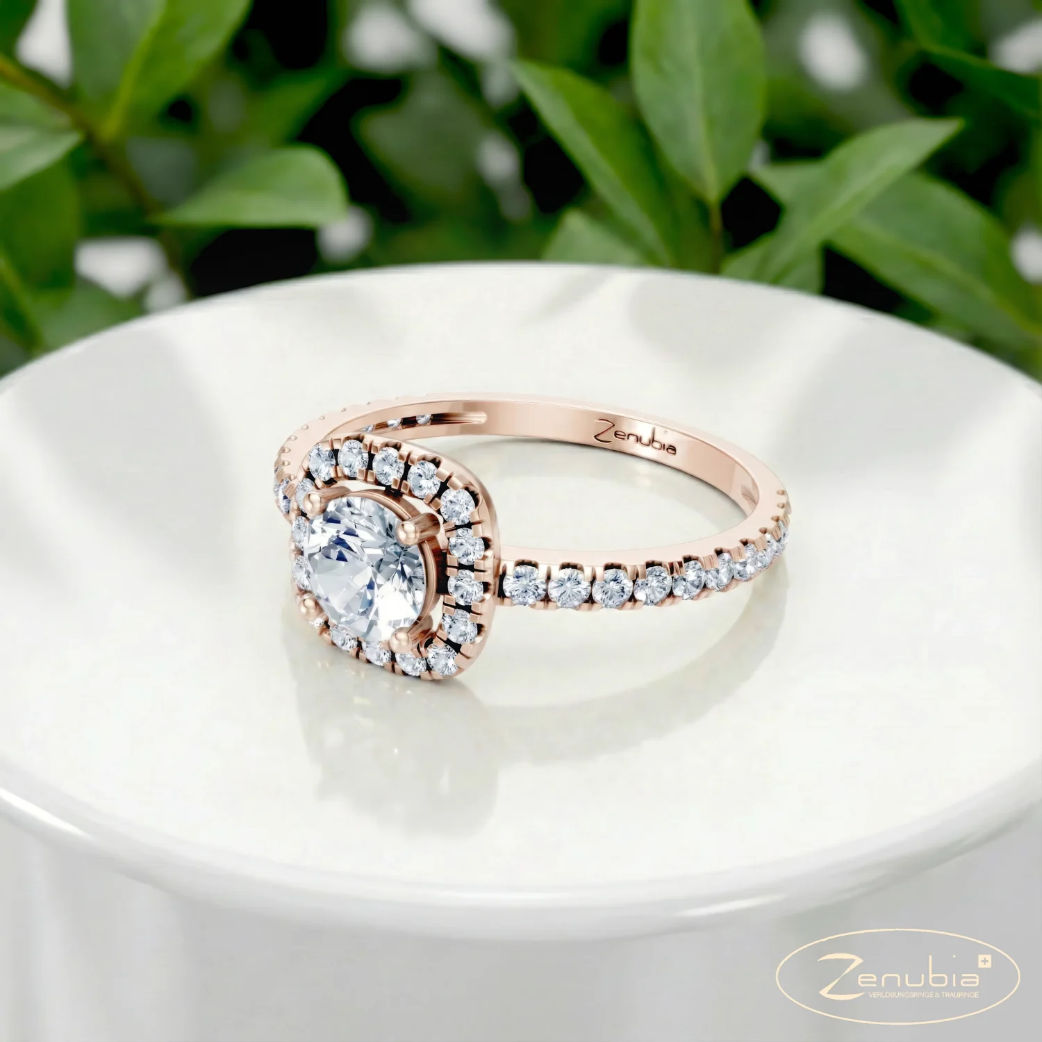 Leonora_PodestNormalROSE_LEONORA_Verlobungsring_Zenubia_Rosegold_Podest