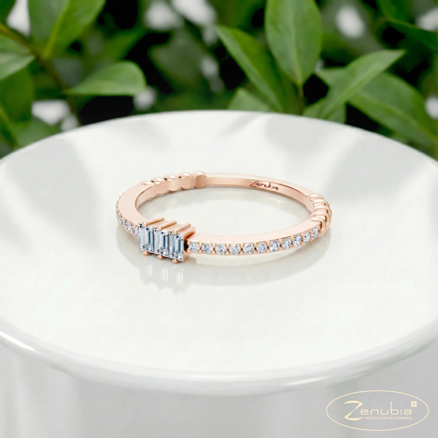 Lisann_PodestNormalROSE_LISANN_Verlobungsring_Zenubia_Rosegold_Podest