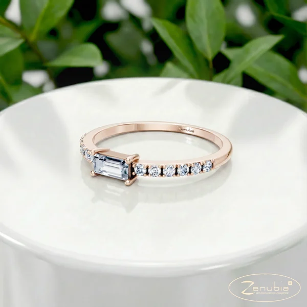 Maggy_PodestNormalROSE_MAGGY_Verlobungsring_Zenubia_Rosegold_Podest