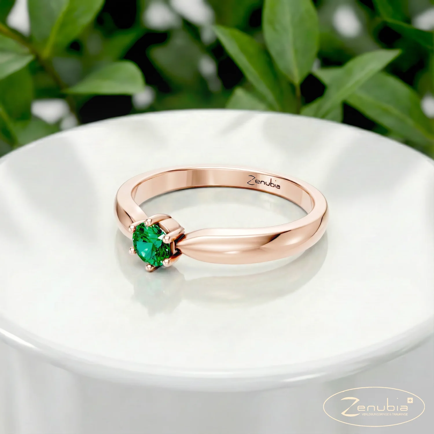 Maia_PodestNormalROSE_MAIA_Verlobungsring_Zenubia_Rosegold_Podest
