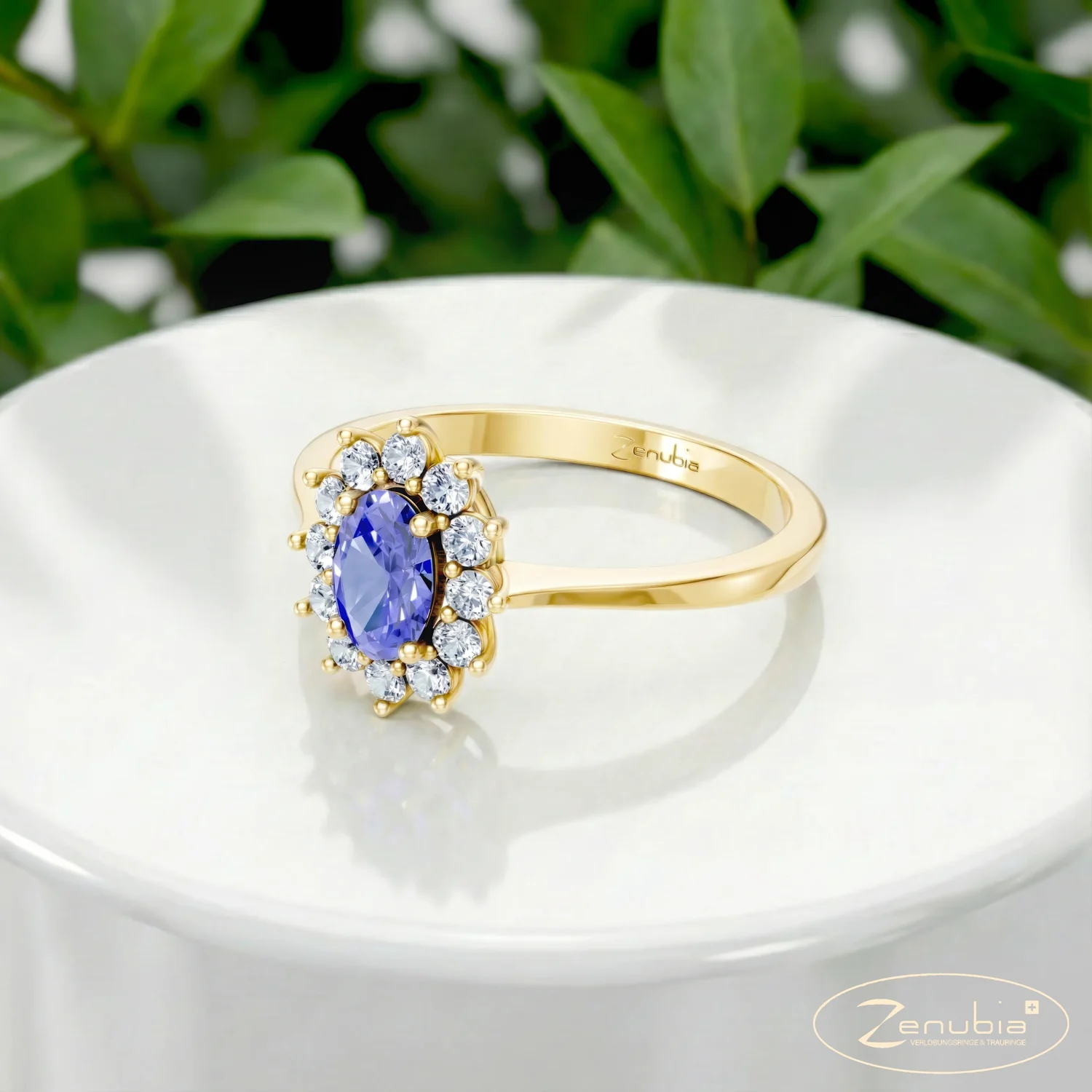 Masha_PodestNormalGELB_MASHA_Verlobungsring_Zenubia_Gelbgold_Podest