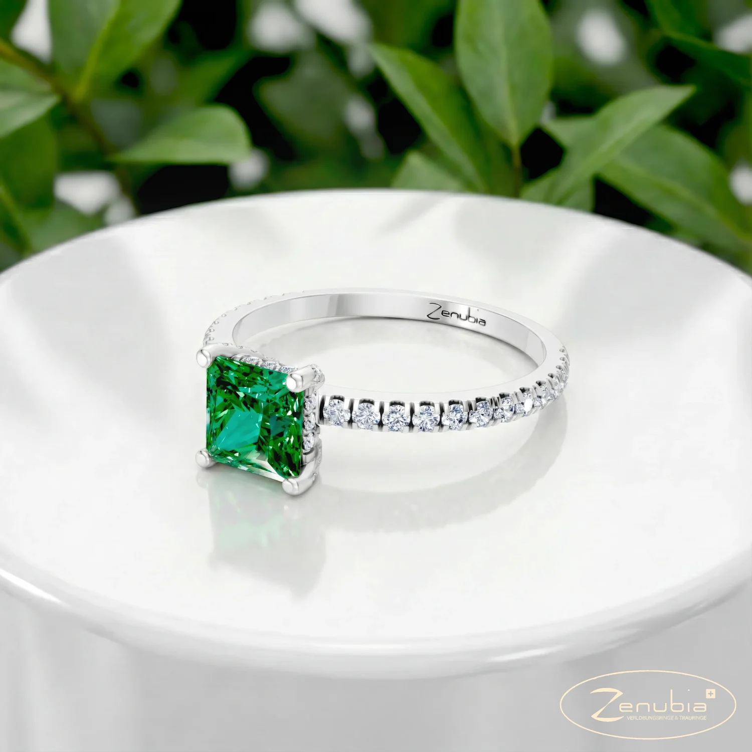 Romy_PodestNormalWEISS_ROMY_Verlobungsring_Zenubia_Weissgold_Podest