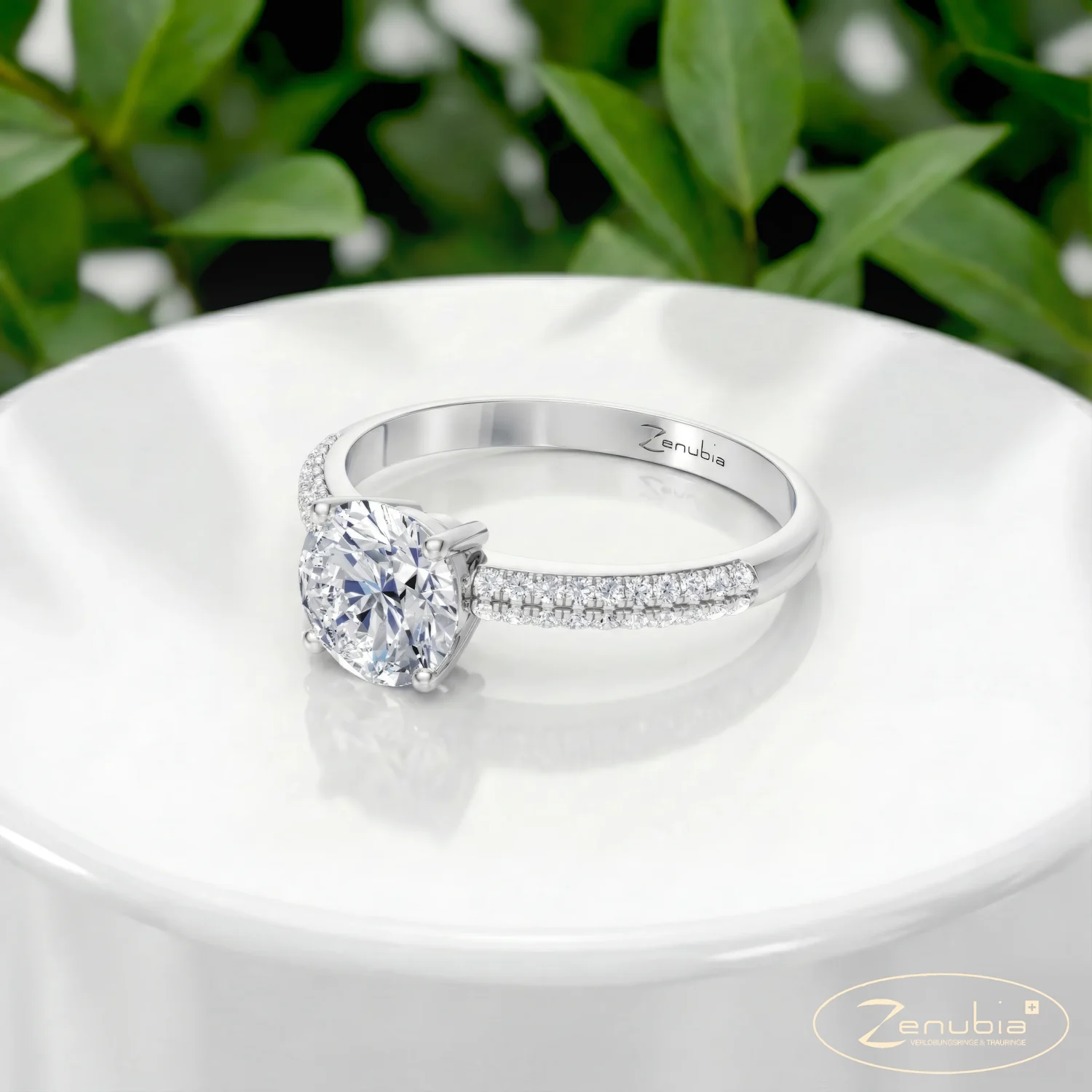 Stefania_PodestSpecialWEISS_STEFANIA_ZenubiaSpecial_Verlobungsring_Zenubia_Weissgold_Podest