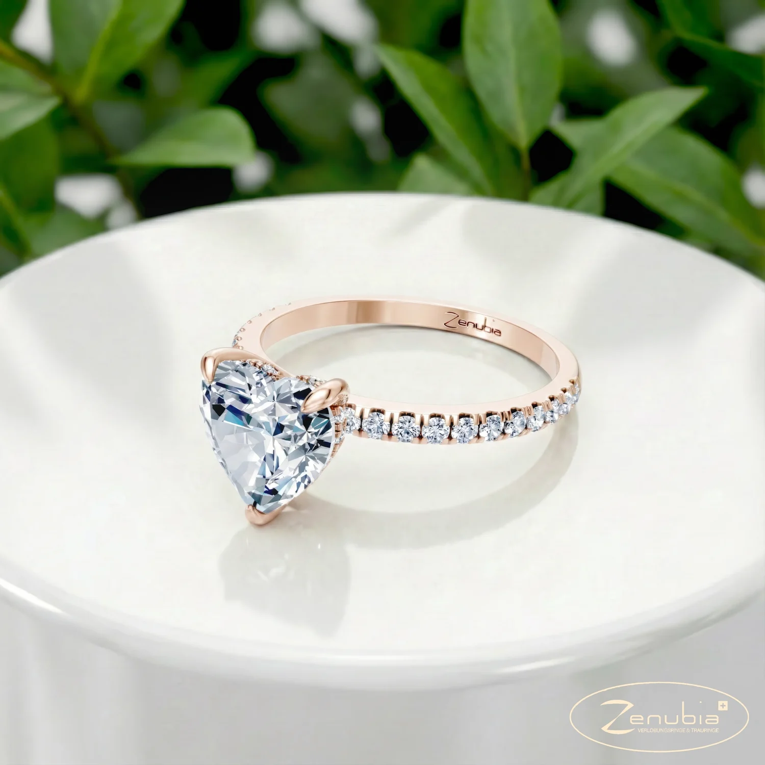 Zazou_PodestNormalROSE_ZAZOU_Verlobungsring_Zenubia_Rosegold_Podest