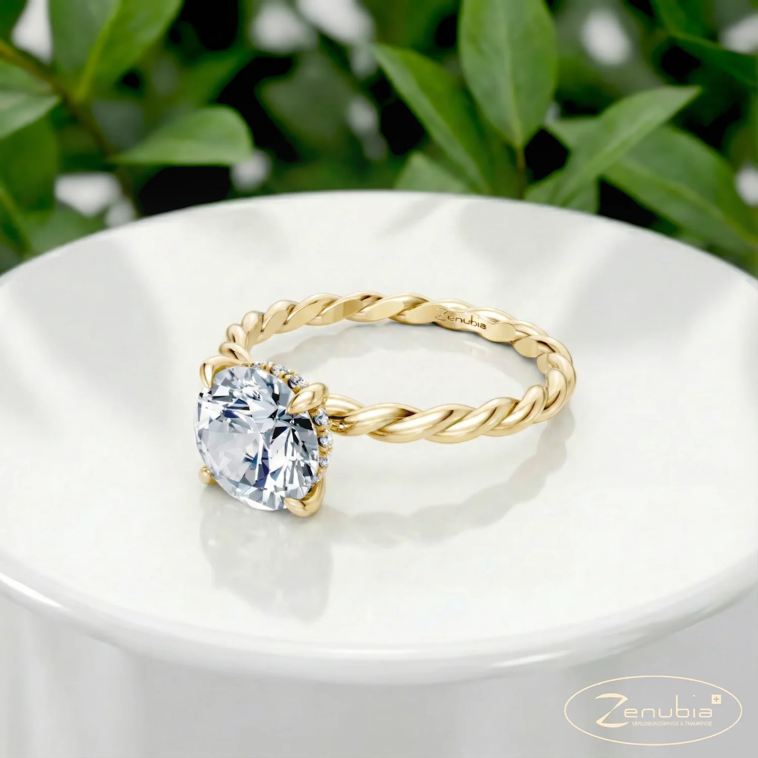 Zenu_PodestNormalGELB_ZENU_Verlobungsring_Zenubia_Gelbgold_Podest