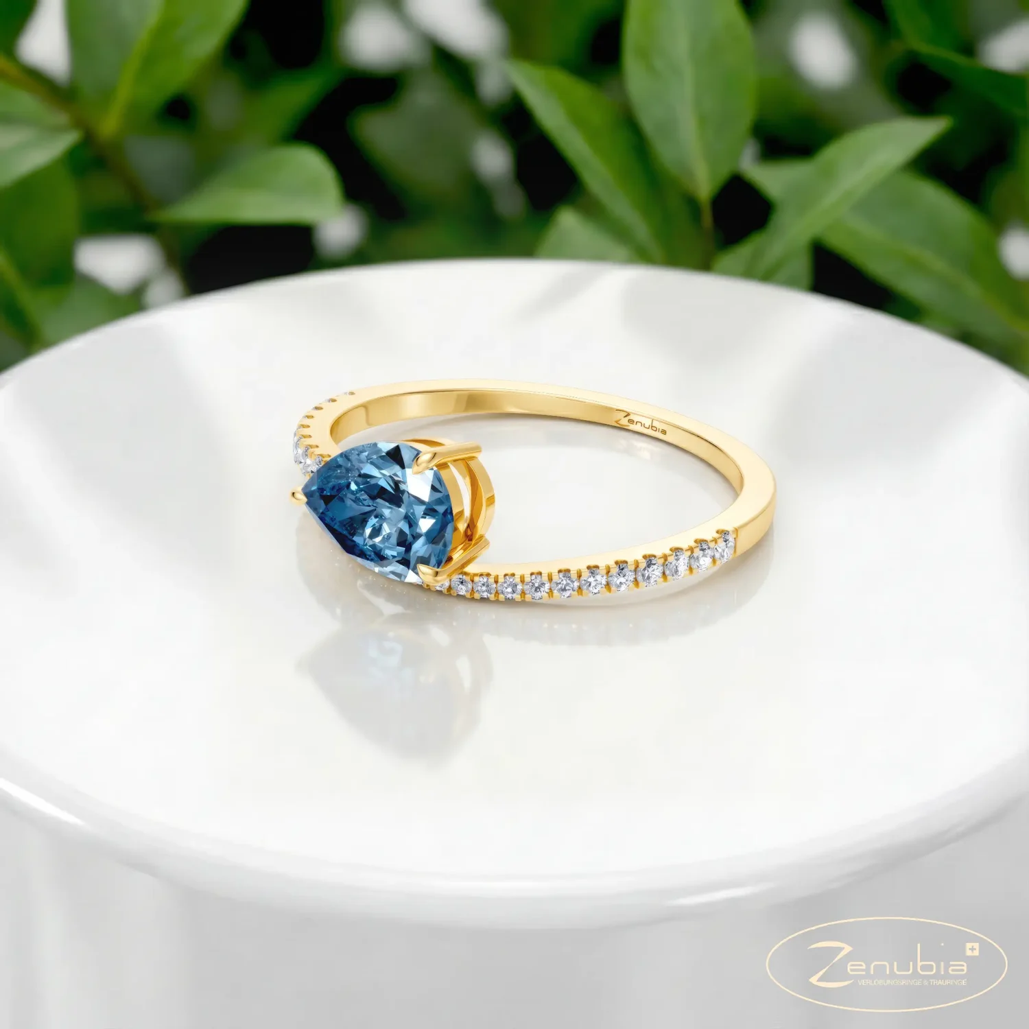 Zenubia_Schmuck_Winterthur_Verlobungsring_CLARA_podium_0001