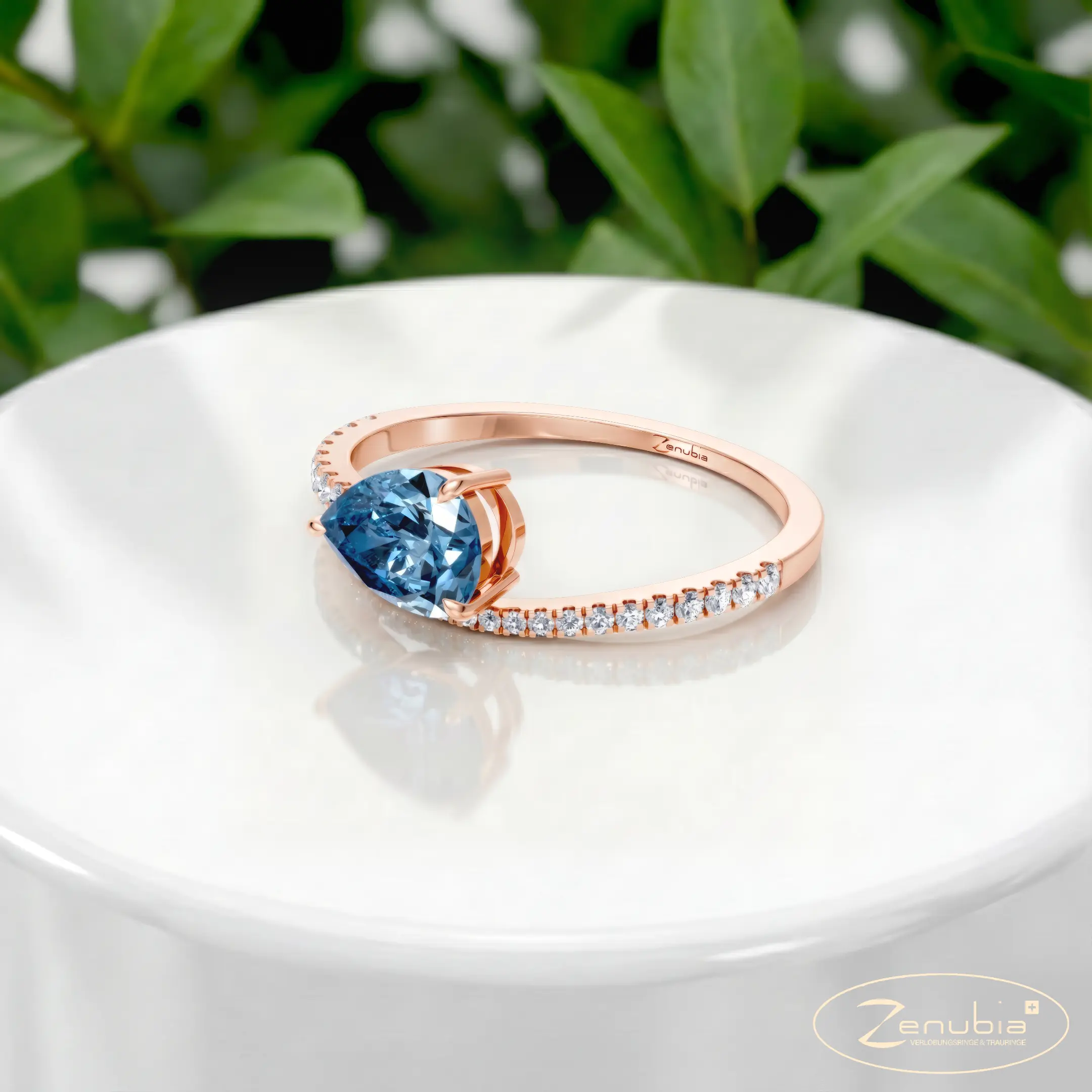 Zenubia_Schmuck_Winterthur_Verlobungsring_CLARA_podium_0003