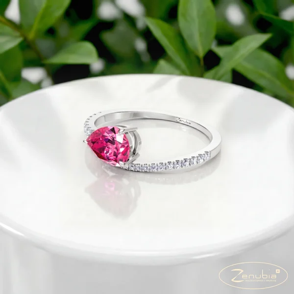 Zenubia_Schmuck_Winterthur_Verlobungsring_CLARA_podium_0009