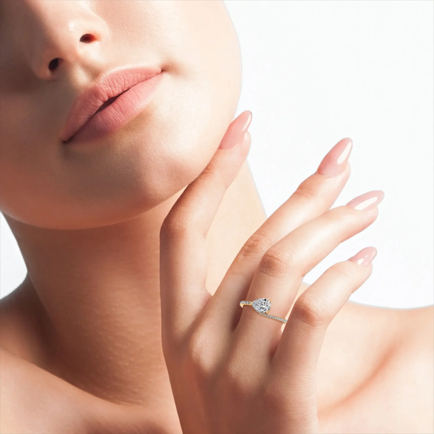 Zenubia_Schmuck_Winterthur_Verlobungsring_CLARA_hand_0002