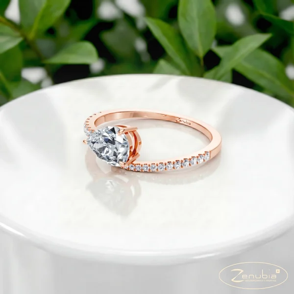Zenubia_Schmuck_Winterthur_Verlobungsring_CLARA_podium_0013