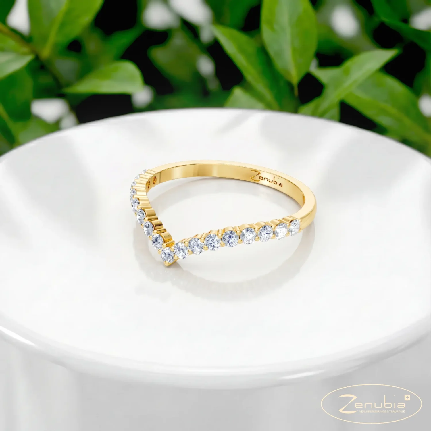 Zenubia_Schmuck_Winterthur_Verlobungsring_Beatrice_podium_0001