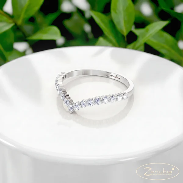 Zenubia_Schmuck_Winterthur_Verlobungsring_Beatrice_podium_0002