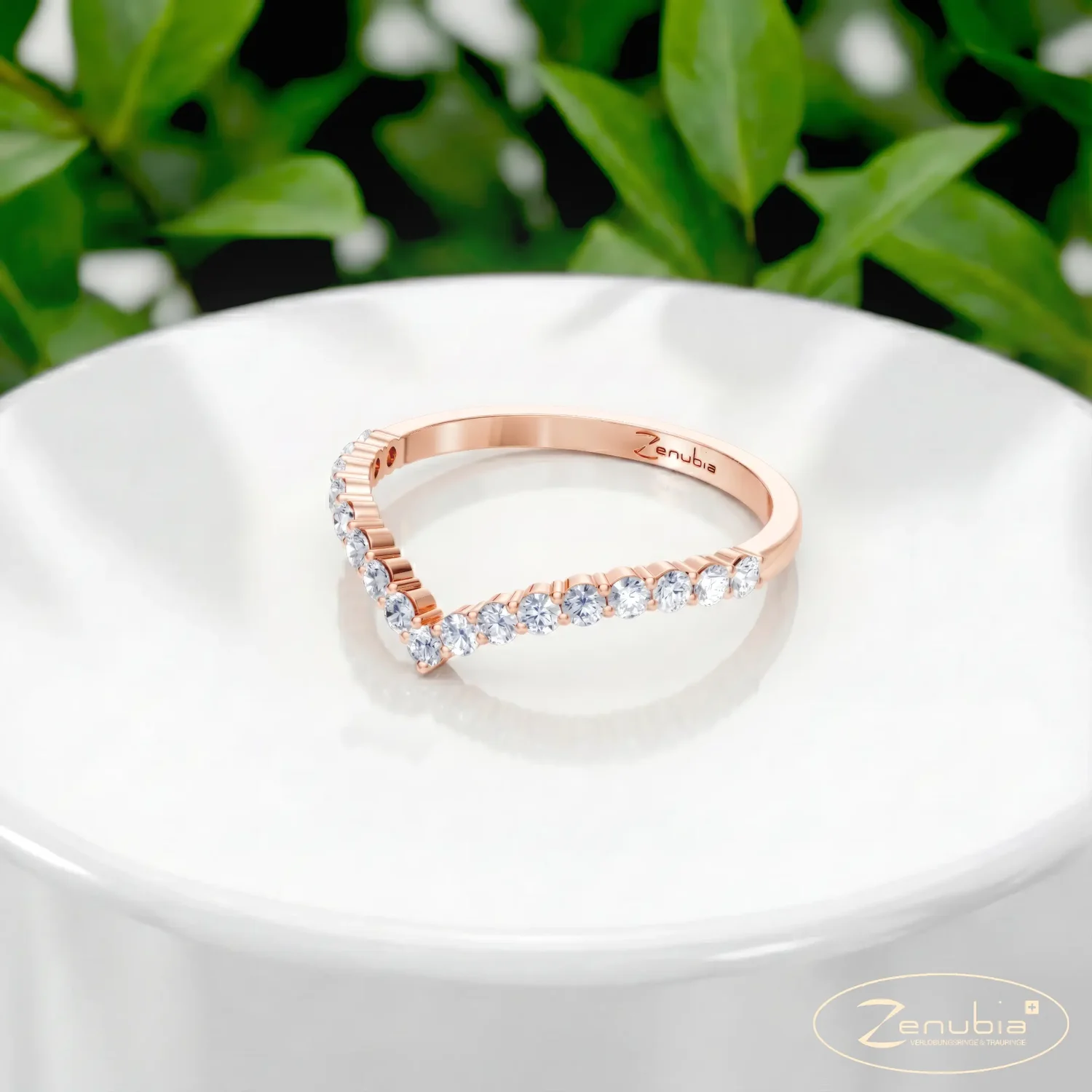 Zenubia_Schmuck_Winterthur_Verlobungsring_Beatrice_podium_0003