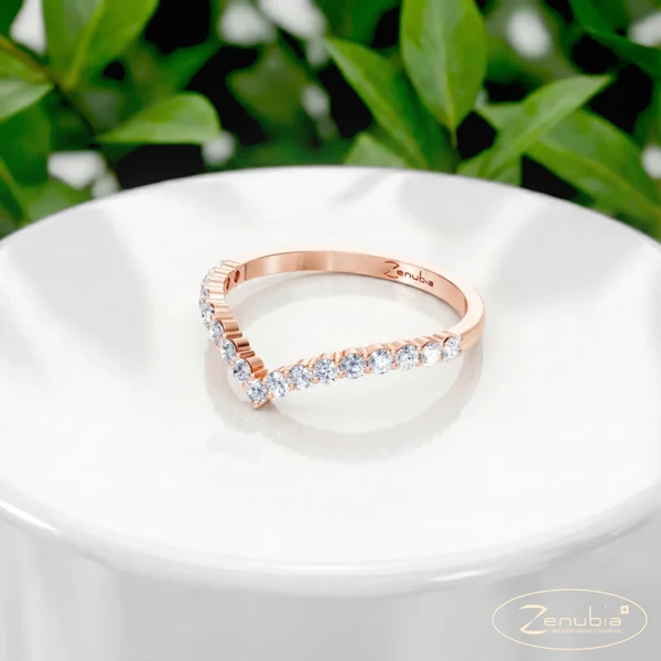 Zenubia_Schmuck_Winterthur_Verlobungsring_Beatrice_podium_0003