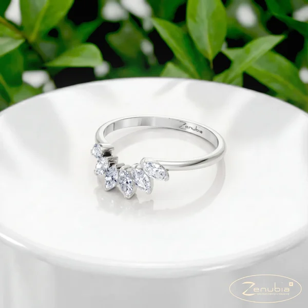 Zenubia_Schmuck_Winterthur_Verlobungsring_Bonita_podium_0008