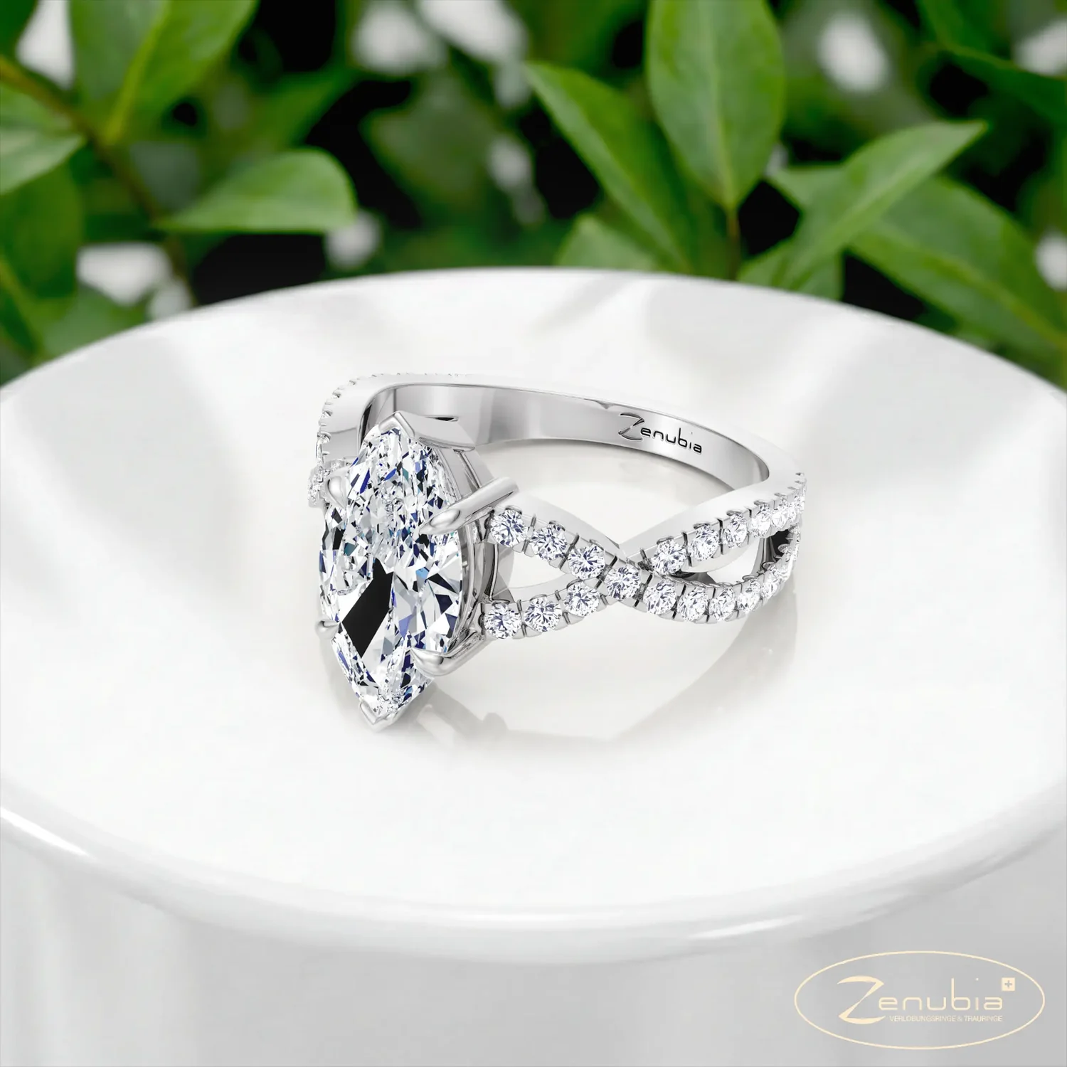 Zenubia_Schmuck_Winterthur_Verlobungsring_Joelin_Marquise_White_podium_0011