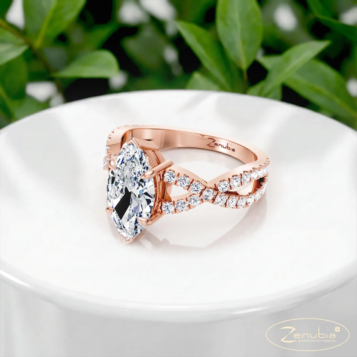 Zenubia_Schmuck_Winterthur_Verlobungsring_Joelin_Marquise_White_podium_0071