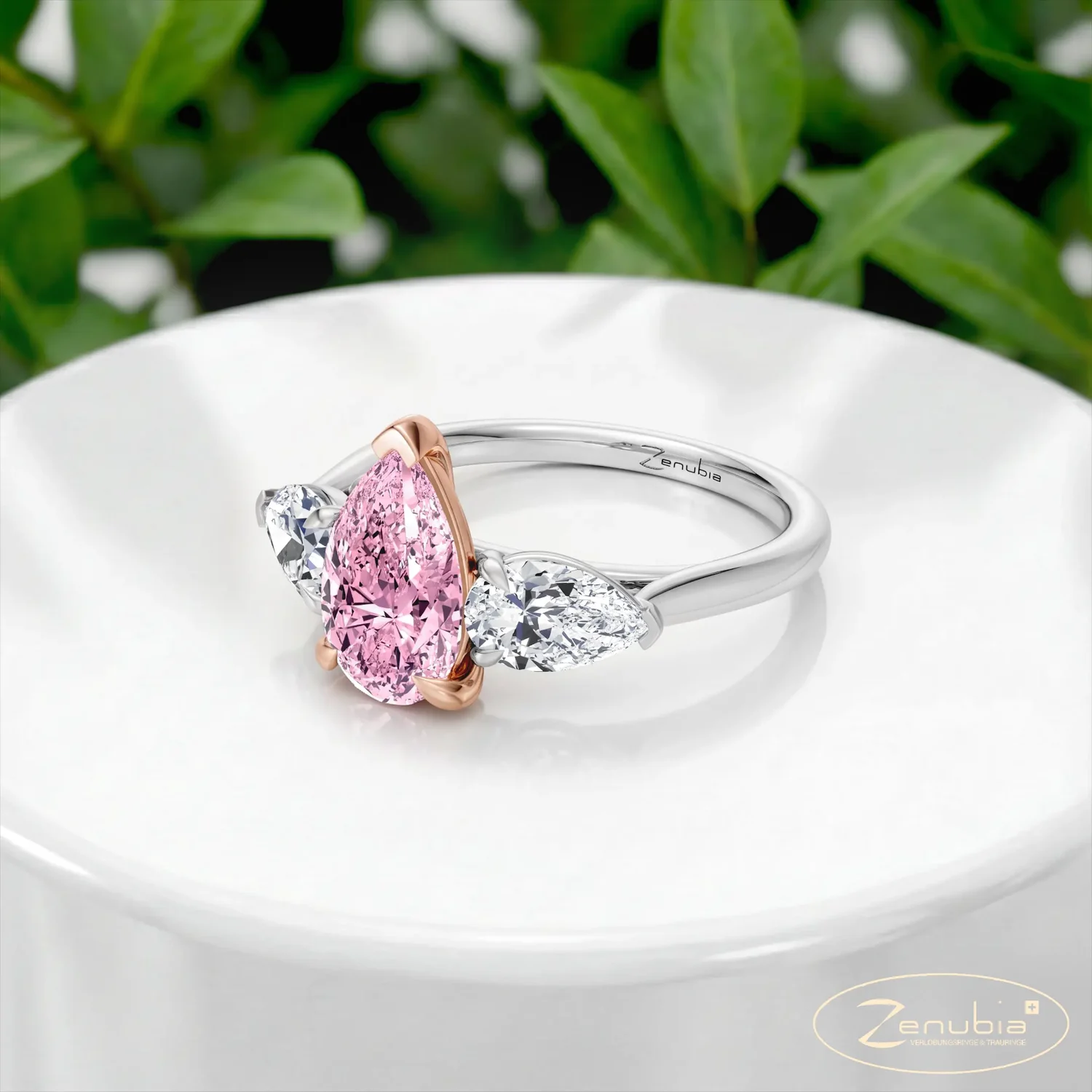 Zenubia_Schmuck_Winterthur_Verlobungsring_BonBon_Trilogy_2_podium_0002