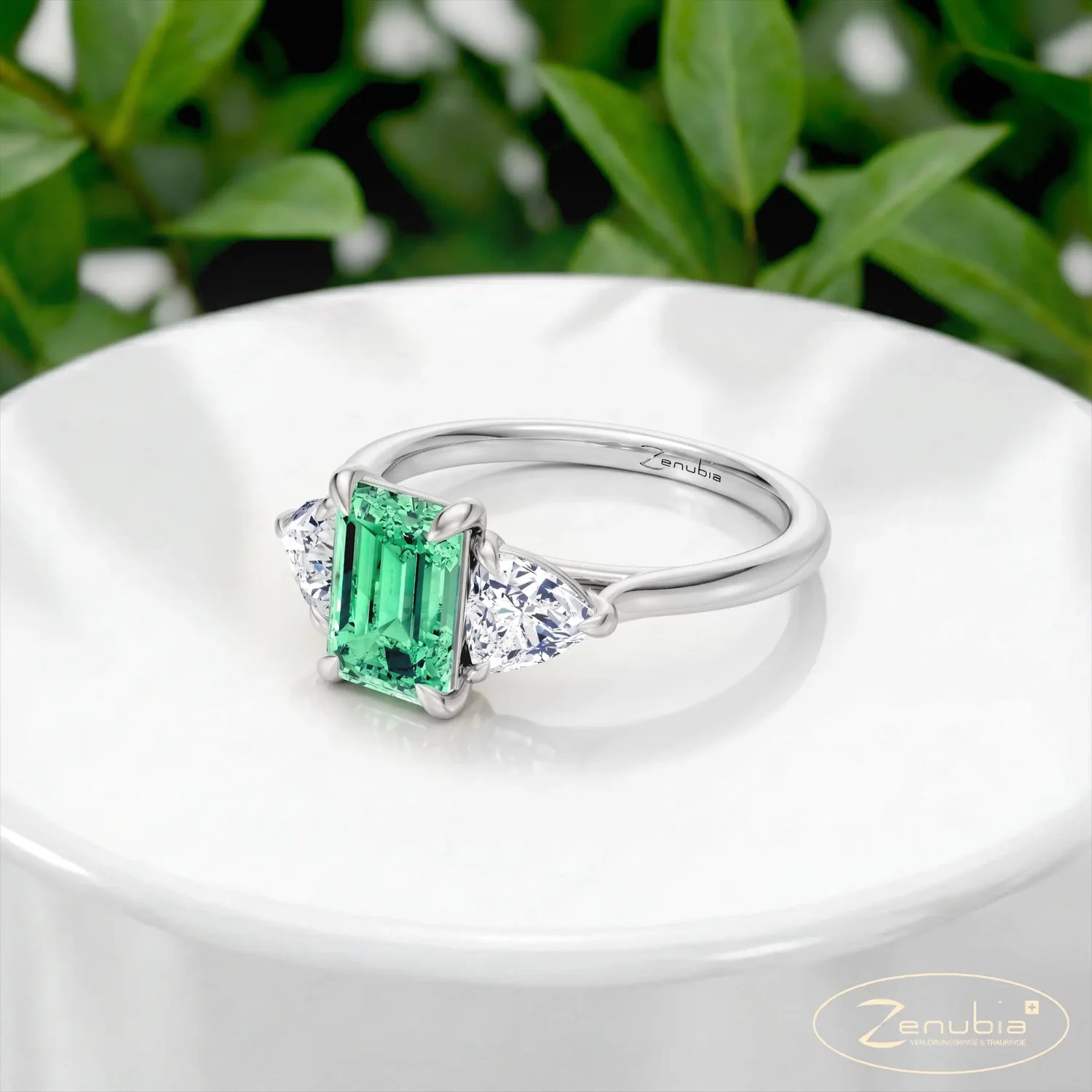 Zenubia_Schmuck_Winterthur_Verlobungsring_BonBon_Trilogy_3_podium_0003