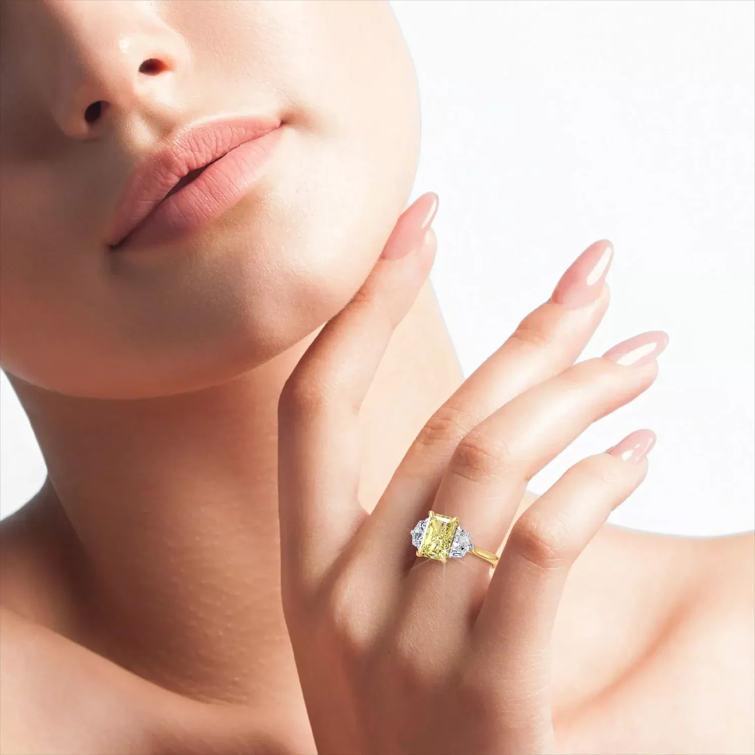 Zenubia_Schmuck_Winterthur_Verlobungsring_BonBon_Trilogy_4_hand_0004