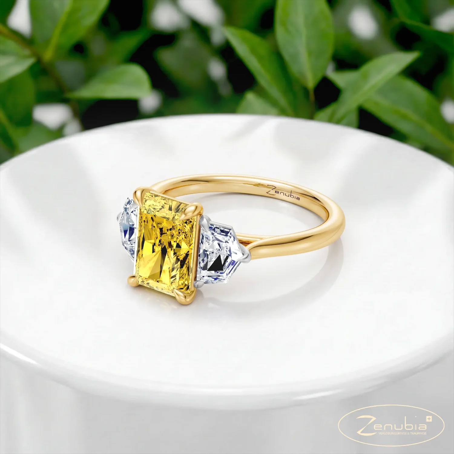 Zenubia_Schmuck_Winterthur_Verlobungsring_BonBon_Trilogy_4_podium_0004